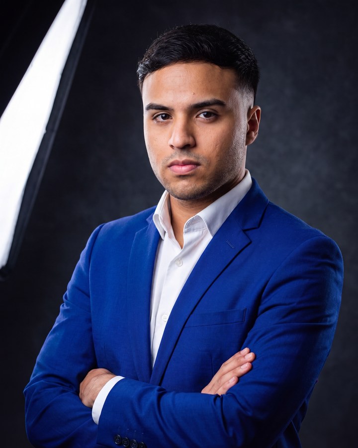 Leonardo Melo de terno azul, de braços cruzados